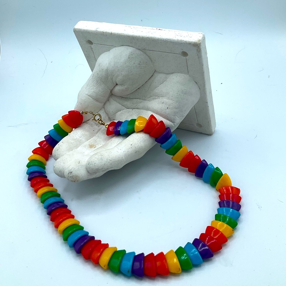 “RAINBOW COLOURED BEAD” VINTAGE PLASTIC CHOKER STYLE NECKLACE.